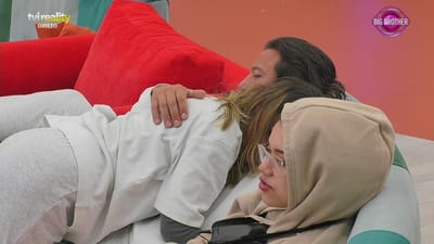 Catarina Miranda provoca Fábio e deita-se em cima do colega: «Não tenho limites... Comigo sempre a abrir» - Big Brother