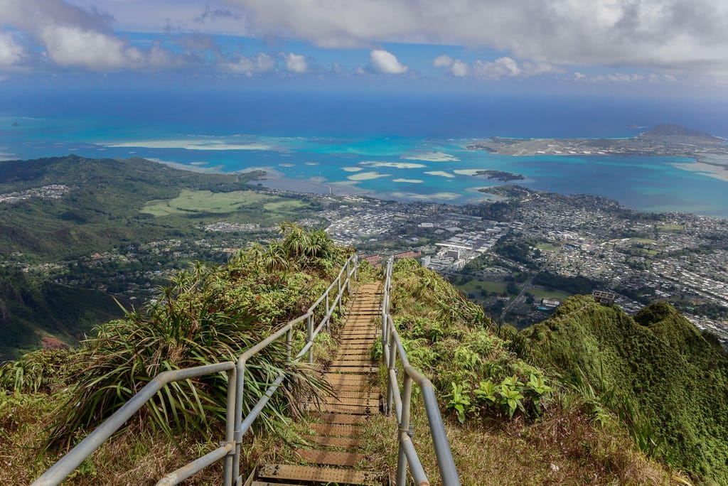 As escadas Haiku no lado leste da ilha de Oahu. Majicphotos/iStockphoto/Getty Images