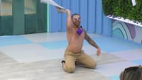 Sobe a temperatura! Gabriel Sousa anima a dança dos colegas com uma dança sensual - Big Brother