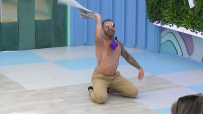Sobe a temperatura! Gabriel Sousa anima a dança dos colegas com uma dança sensual - Big Brother