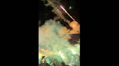 VÍDEO: festa e multidão ao rubro em Alvalade na chegada do autocarro - TVI
