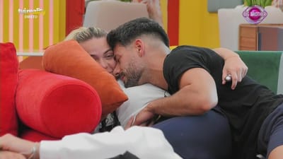 Durante carícias, Carolina Nunes confronta João Oliveira: «Estás com ciúmes do Fábio?» - Big Brother