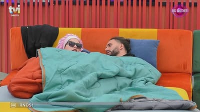 Daniela Ventura e David Maurício dormem juntos no sofá, sozinhos: «Precisava de ti» - Big Brother