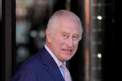 Rei Carlos III regressa aos atos públicos e visita centro de tratamento de cancro - TVI