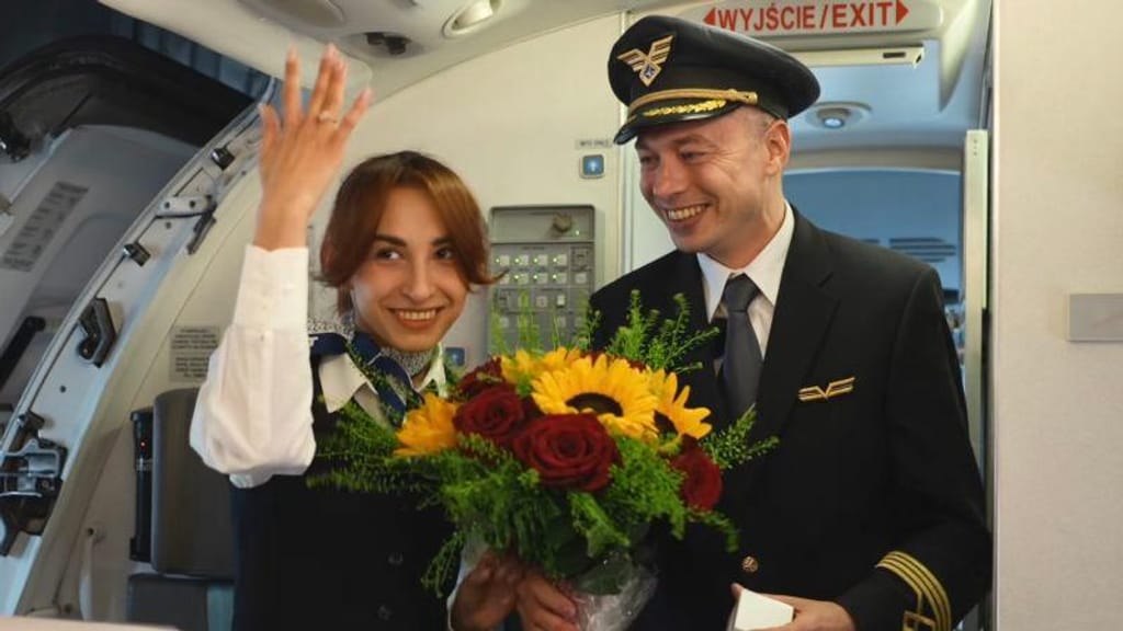 Comandante pediu em casamento uma hospedeira de bordo a bordo de um voo para Cracóvia, na Polónia (LOT Polish Airlines via Facebook)
