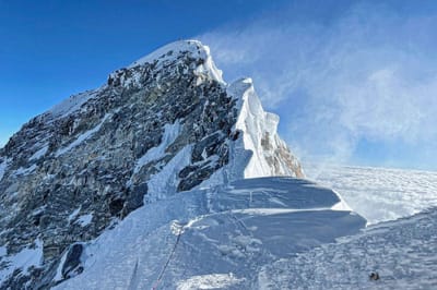 Centenas de alpinistas estão a dirigir-se para a "zona da morte" do Evereste - onde os cadáveres são deixados para trás - TVI