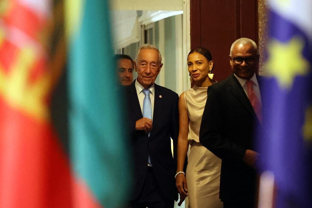 O Presidente da República, Marcelo Rebelo de Sousa, acompanhado do seu congénere de Cabo Verde, José Maria Neves e a sua mulher, Débora Carvalho (LUSA/Nuno Veiga)