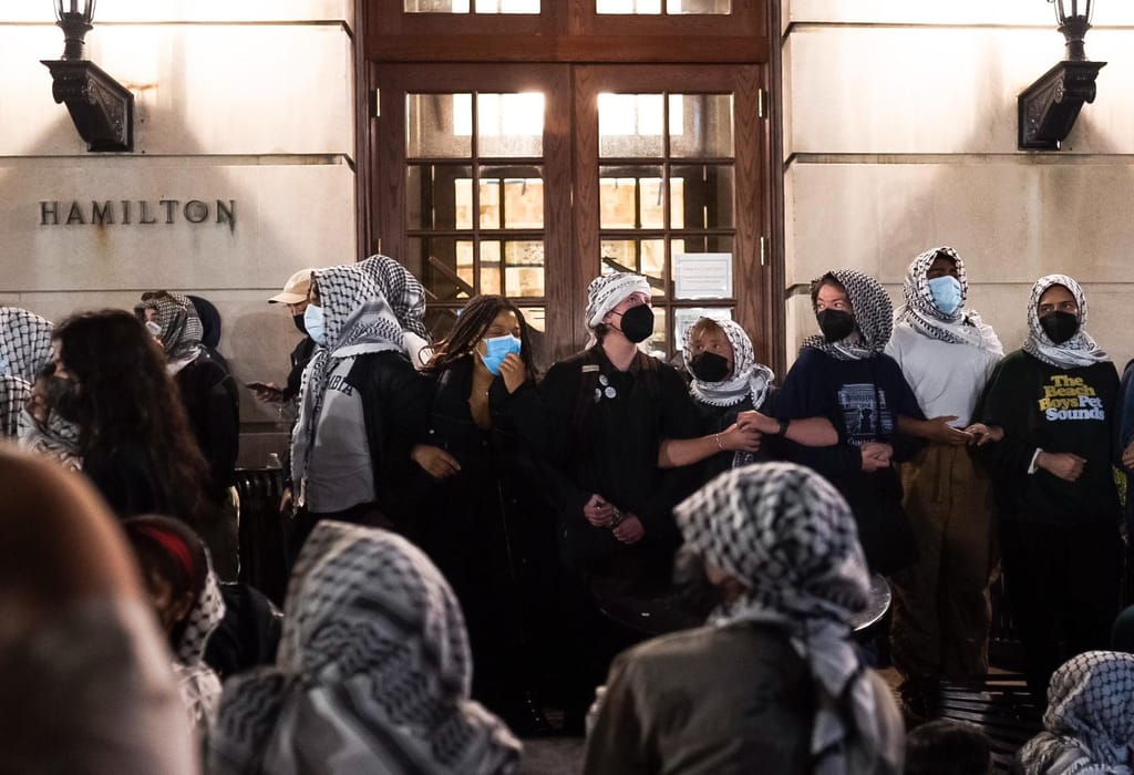 Polícia de Nova Iorque entra na Universidade de Columbia depois de manifestantes tomarem o Hamilton Hall (EPA)
