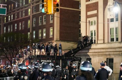 Polícia retira manifestantes pró-Palestina de edifício ocupado na Universidade de Columbia - TVI