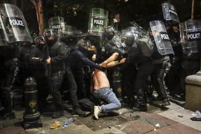 Mais de 60 detidos em novos protestos na Geórgia contra lei de agentes estrangeiros - TVI