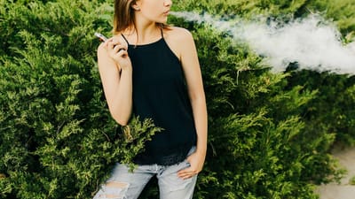 Estudo revela que uso de cigarros eletrónicos por adolescentes está associado a exposição a chumbo tóxico - TVI