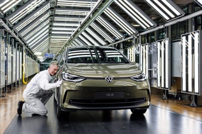 "O futuro será elétrico, é a nossa convicção". Vendas do maior fabricante automóvel do mundo duplicam na Europa - TVI