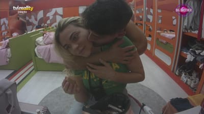 Alerta amor! João Oliveira dá beijinhos a Carolina Nunes. Veja o momento carinhoso - Big Brother