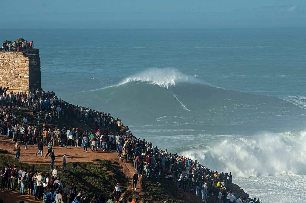 Steudtner surfa uma onda no famoso spot da Nazaré, Portugal, em outubro de 2020. Octavio Passos/Getty Images