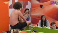 Catarina Miranda interrompe conversa no quarto e concorrentes pedem: «Podes sair, por favor?» - Big Brother