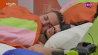 O amor está no ar? Renata Andrade e Arthur Almeida acordam agarrados! - Big Brother