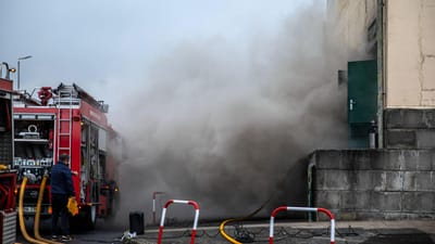 Incêndio no Hospital de Ponta Delgada obriga a encerramento de serviços. Doentes ventilados e bebés tiveram de ser transferidos - TVI