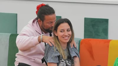 Fábio Caçador faz massagem nas costas nuas de Catarina Miranda