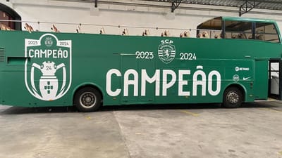FOTO: o autocarro do Sporting para a festa no Marquês - TVI