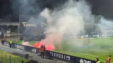 Tochas lançadas de fora do estádio ditam interrupção no Famalicão-Benfica