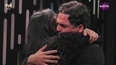 Em lágrimas, Arthur Almeida abraça a mãe no cubo