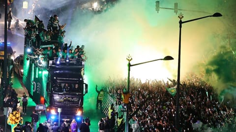 Sporting campeão: jogadores, no autocarro, festejam em direção aos adeptos (Sporting CP)