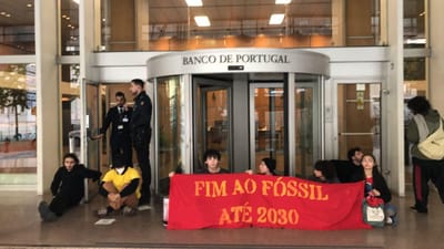 Fim ao Fóssil: Estudantes bloqueiam entrada do Banco de Portugal - TVI