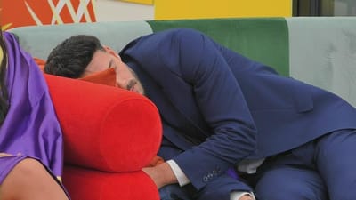 João Oliveira finge dormir enquanto Catarina Miranda fala. Assista à reação
