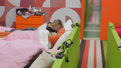 Renata Andrade acorda com roupão de Arthur na manhã após a expulsão do «amigo especial» - Big Brother