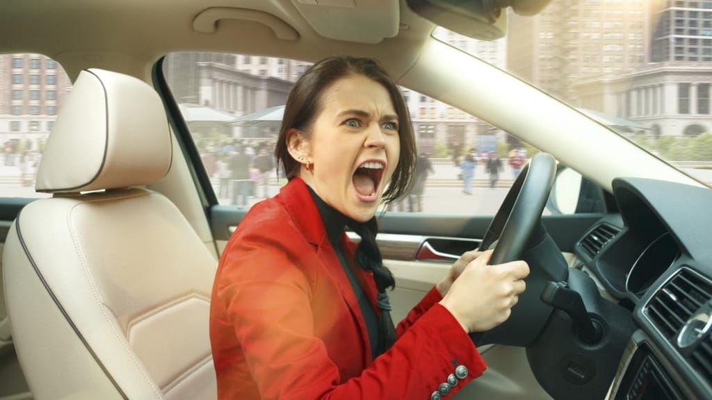 Mulher irritada ao volante (foto: master1305/Freepik)