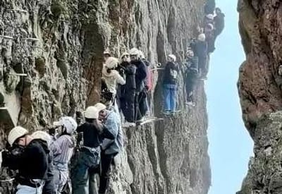 Alpinistas chineses ficam presos num penhasco mais de uma hora devido a excesso de turistas - TVI