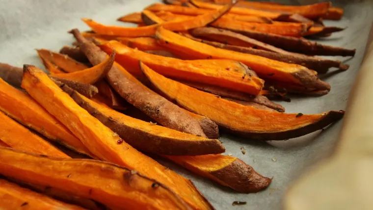 Batata doce Foto Louis Hansel, Unsplash