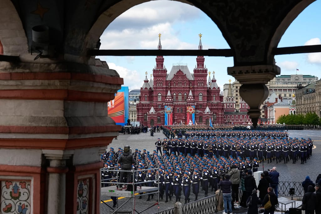 Soldados russos parada Dia da Vitória Praça Vermelha em Moscovo, celebração 79 anos da derrota da Alemanha Nazi (Alexander Zemlianichenko/AP)