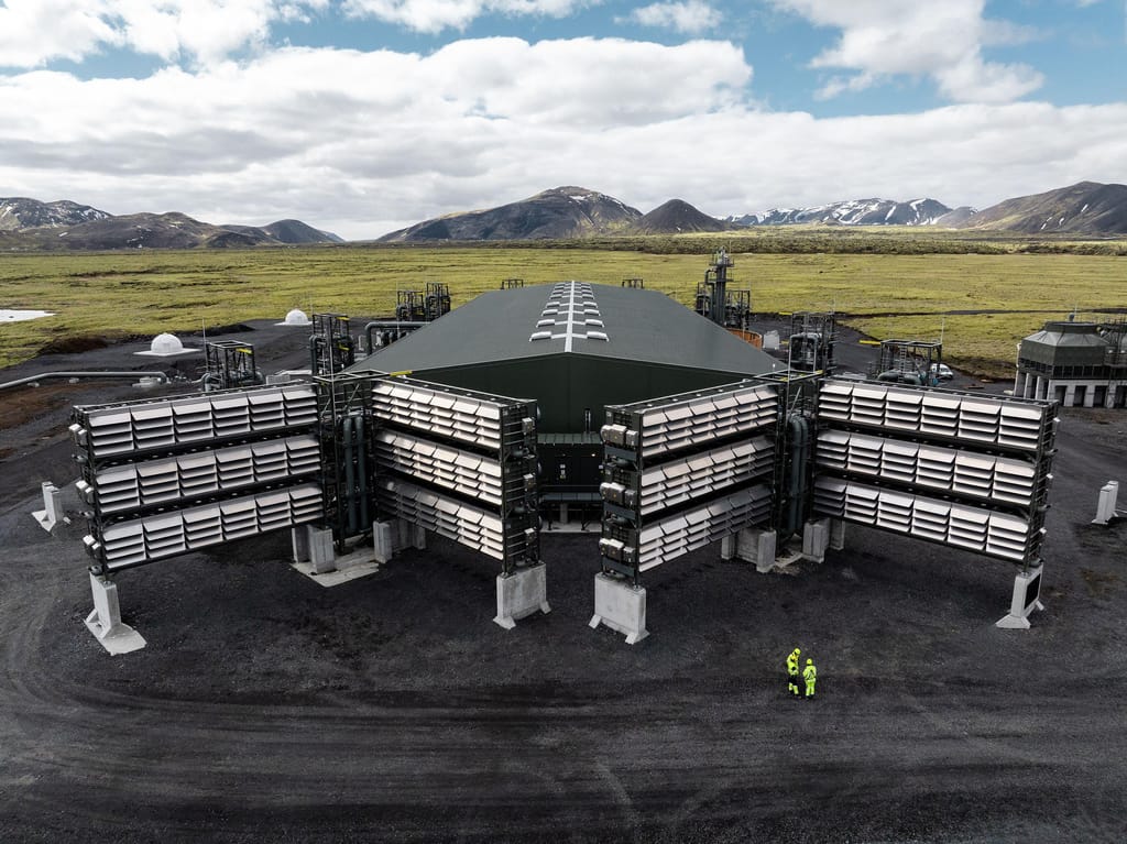 A fábrica Mammoth da Climeworks em Hellisheiði, Islândia, começou a funcionar em 8 de maio (Oli Haukur Myrdal/Climeworks via CNN Newsource)