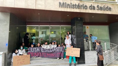 “A crise climática é uma crise de saúde pública". Estudantes pelo Fim ao Fóssil bloqueiam Ministério da Saúde - TVI