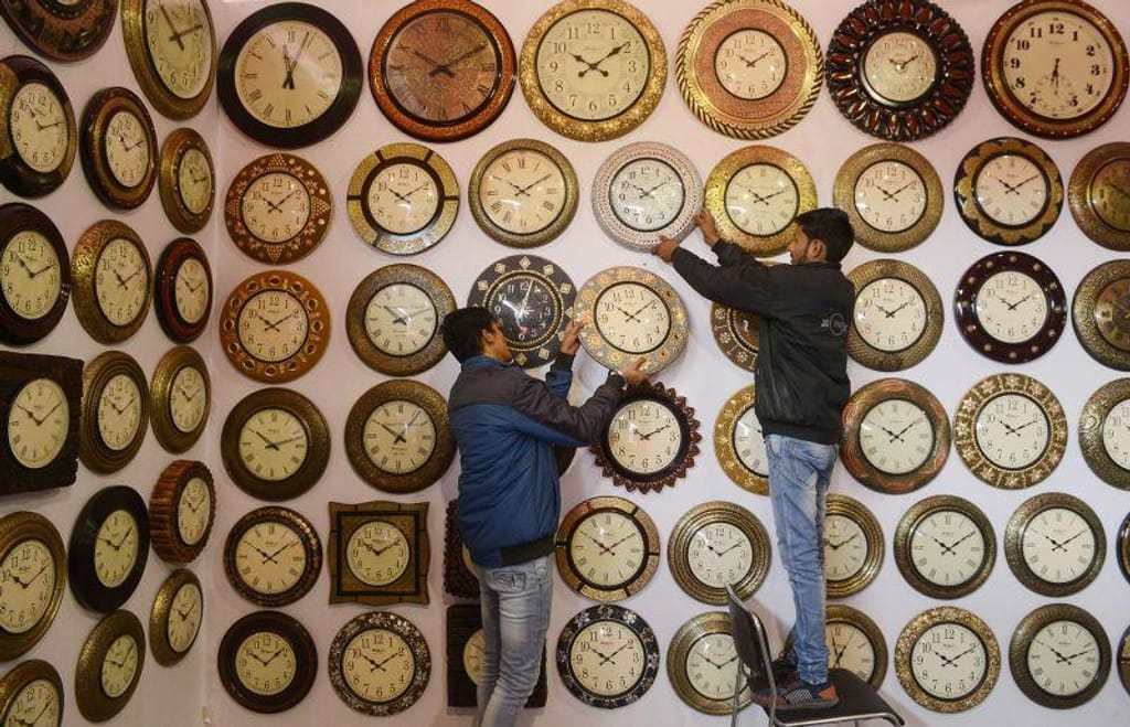 Índia, relógios de parede em Amritsar, a 6 de dezembro de 2018. Narinder Nanu/AFP/Getty Images