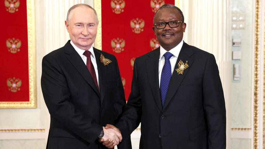 Vladimir Putin e Umaro Sissoco Embaló (Kremlin via AP)