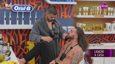Gabriel Sousa penteia barba e cabelo de David Maurício. Assista ao momento de intimidade