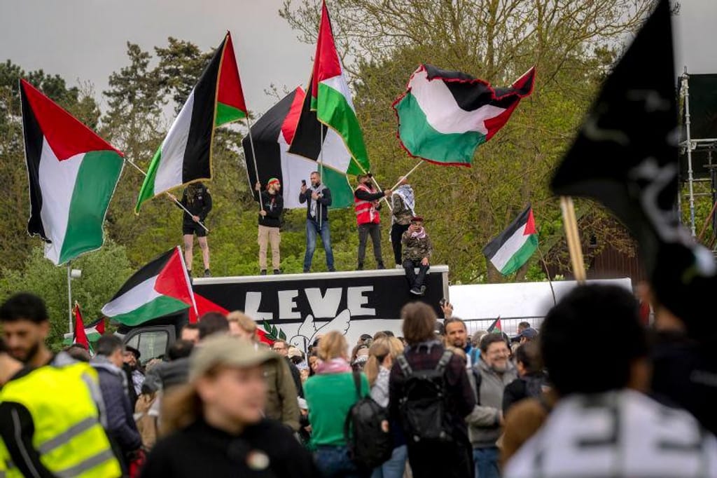 Manifestantes pró-palestinianos protestam contra a participação de Israel na Eurovisão, na quinta-feira. Ida Marie Odgaard/TT NEWS AGENCY/AFP/Getty Images