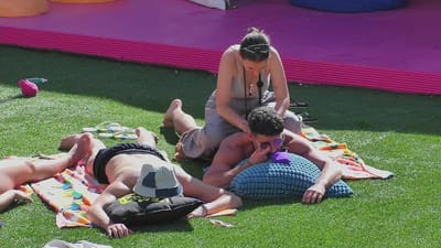 Catarina Miranda senta-se em cima de João Oliveira e faz «massagem especial» - Big Brother
