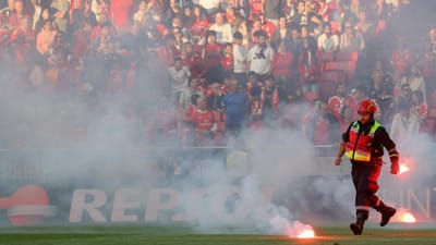 Benfica multado em 25 mil euros entre insultos a Schmidt e pirotecnia - TVI
