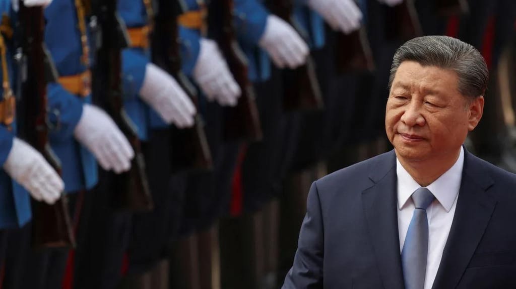 O líder chinês Xi Jinping inspecciona a guarda de honra do Palácio da Sérvia durante a cerimónia de boas-vindas da sua visita de Estado de dois dias a Belgrado, na semana passada (Marko Djurica/Reuters)