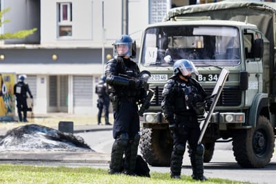 França envia mais 600 efetivos das forças de segurança para a Nova Caledónia - TVI