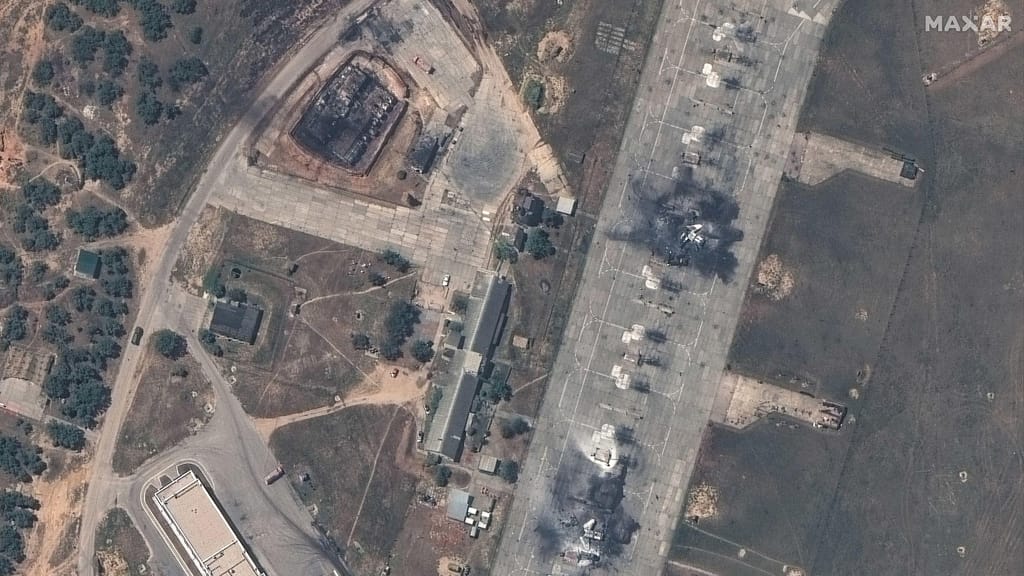 Imagens de satélite exclusivas da CNN mostram caças e um edifício destruídos na base aérea de Belbek, na Crimeia, a 15 de maio de 2024. Imagem de satélite ©2024 Maxar Technologies
