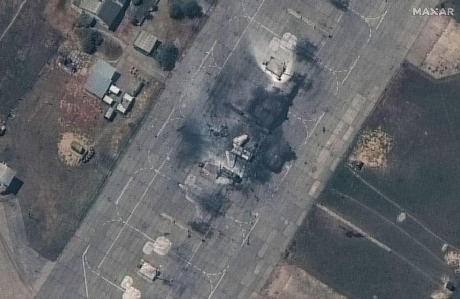 Imagens de satélite exclusivas da CNN mostram caças russos e edifício destruídos na base aérea de Belbek, na Crimeia, a 15 de maio de 2024. Imagem de satélite ©2024 Maxar Technologies