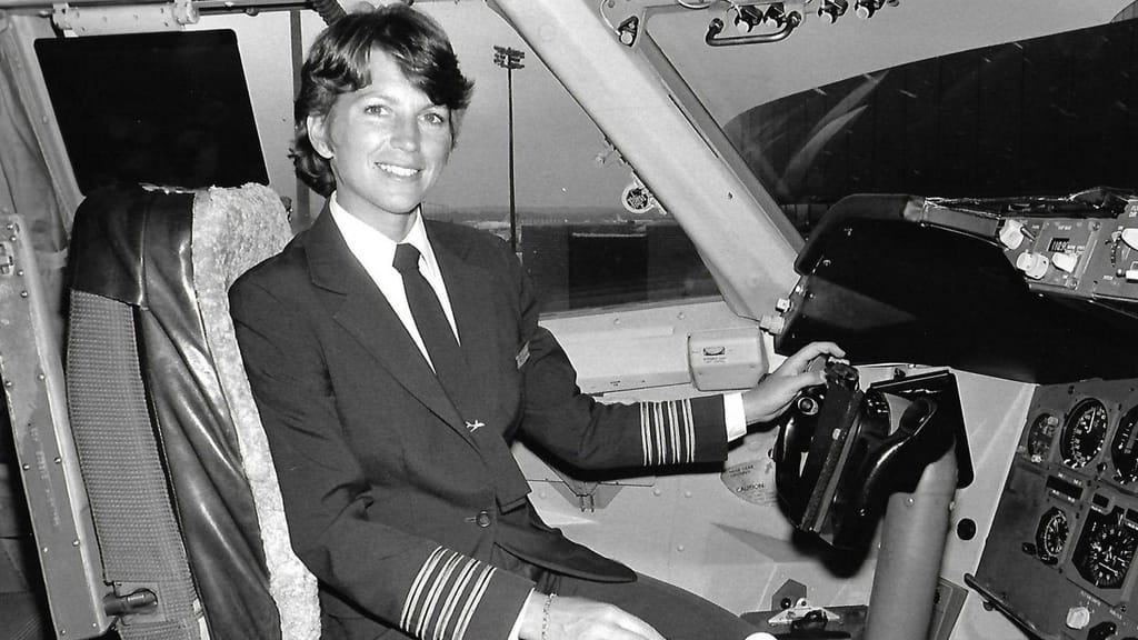 Lynn Rippelmeyer senta-se no lugar do capitão de um Boeing 747 em 1984, sete anos depois de ter pilotado um voo que entrou para a história da aviação. (Cortesia de Lynn Rippelmeyer)
