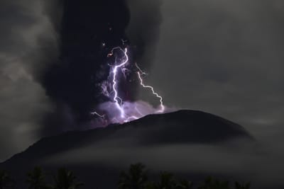 Sete localidades evacuadas na Indonésia depois de novas erupções do vulcão Ibu - TVI