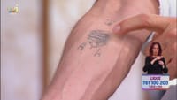 Cláudio Ramos descobre que tem uma tatuagem parecida a uma de ex-concorrente do «Big Brother»: «Também tenho uma assim...» - TVI