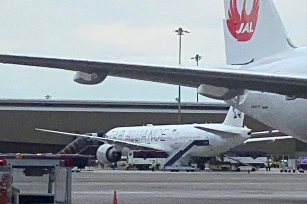 Avião da Singapore Airlines que teve de aterrar de emergência após turbulência "severa" (Pongsakorn Rodphai via AP)