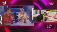 Deitado em cima de Carolina Nunes, João Oliveira dá beijos à concorrente - Big Brother